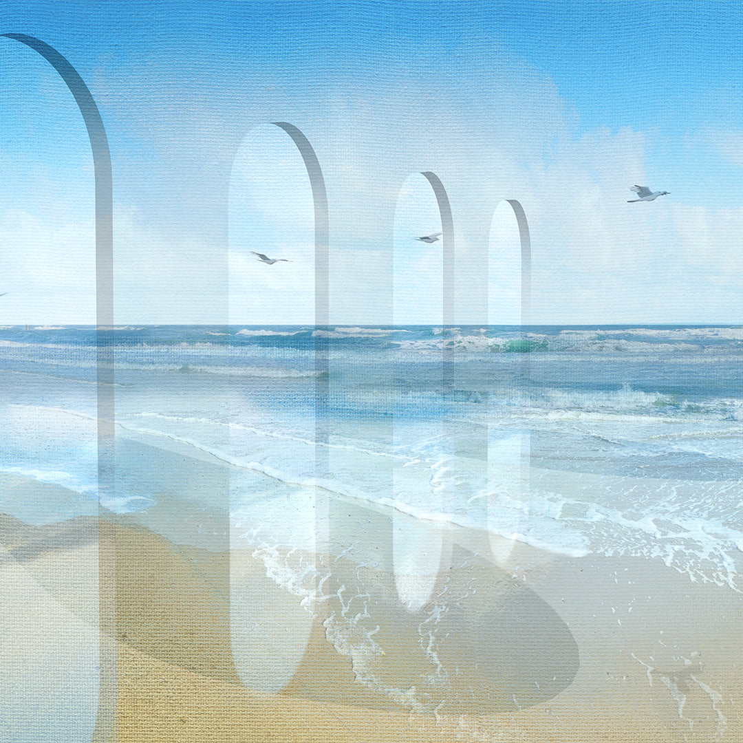 Gates to horizon close up van transparante bogen met subtiele textuur en gelaagdheid in kustlandschap
