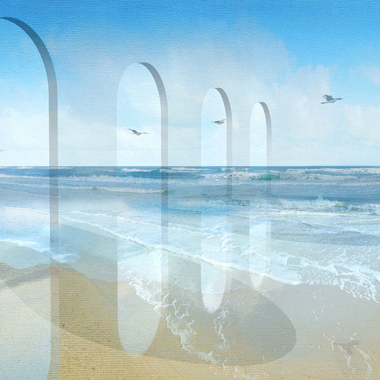 Gates to horizon close up van transparante bogen met subtiele textuur en gelaagdheid in kustlandschap