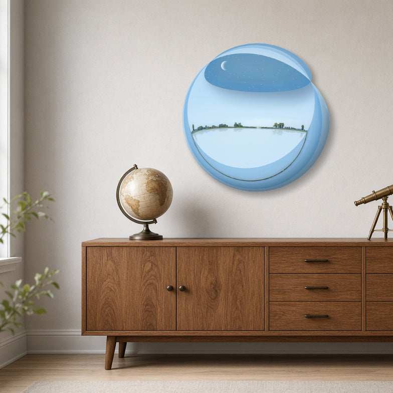 Kunstwerk Terra Waramuni als wereldbol van Lisette Huizenga als blikvanger in een klassiek interieur